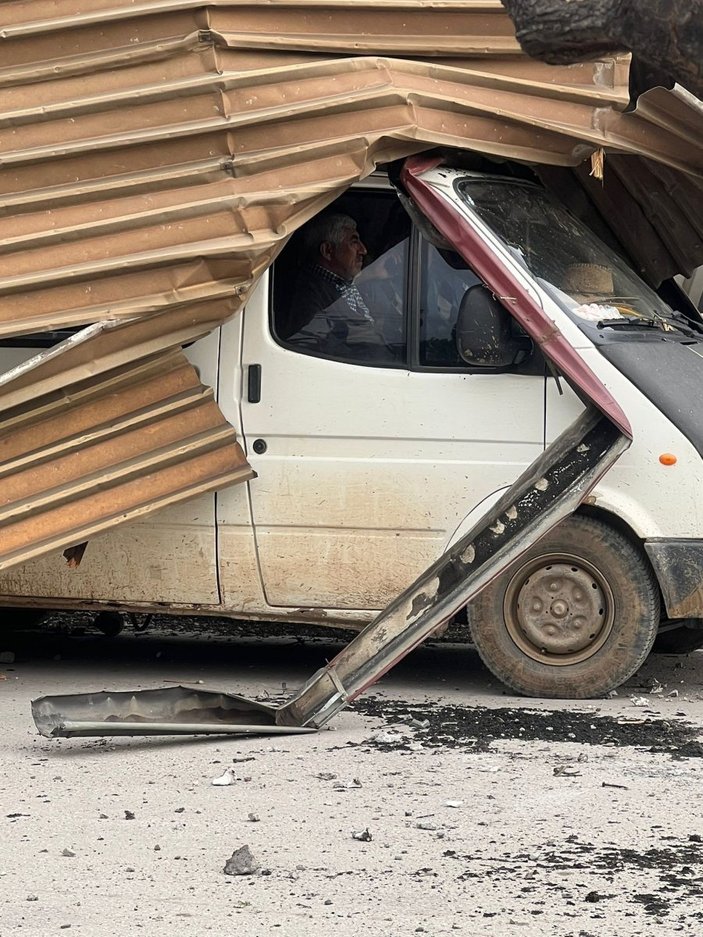 Tokat'ta iş yerinin çatısı minibüsün üzerine uçtu