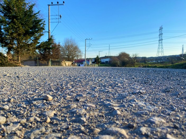 Kocaeli'de asfaltı olmayan sokak tozla kaplanıyor