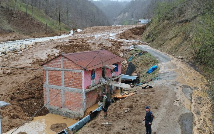 Trabzon’da heyelan evleri yuttu