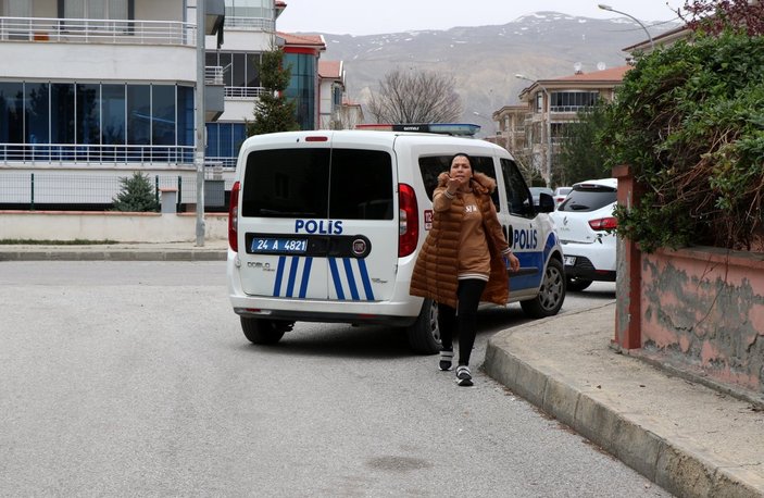 Erzincan'da icra yolu ile çocuklarını alan anne, gazetecilere tepki gösterdi