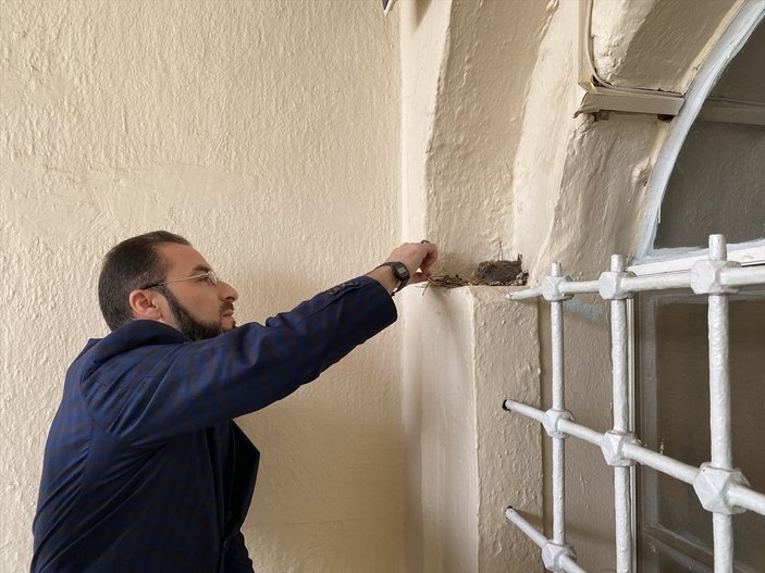 İzmir'de cami imamı, pencereye yuva yapan kumru için cemaati astığı notla uyardı
