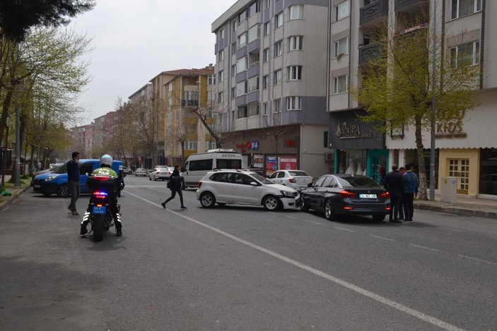 Tekirdağ'da kontrolsüz dönüş yapan sürücü zincirleme kazaya neden oldu