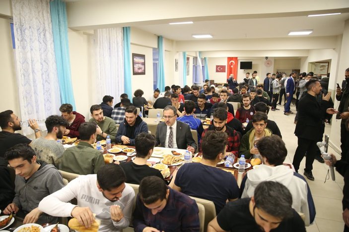 Bakan Mehmet Muharrem Kasapoğlu öğrencilerle iftar yaptı