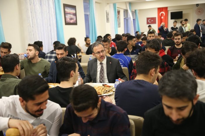 Bakan Mehmet Muharrem Kasapoğlu öğrencilerle iftar yaptı