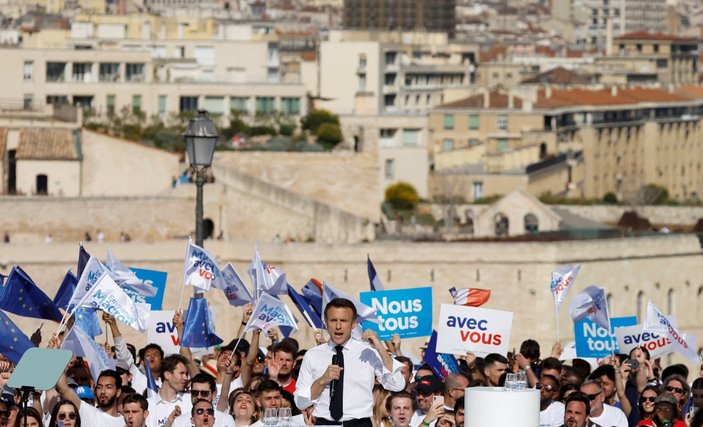 Emmanuel Macron'un rahat tavırları objektiflere yansıdı