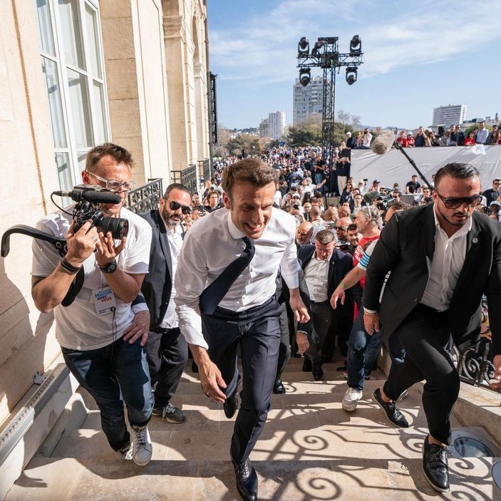 Emmanuel Macron'un rahat tavırları objektiflere yansıdı