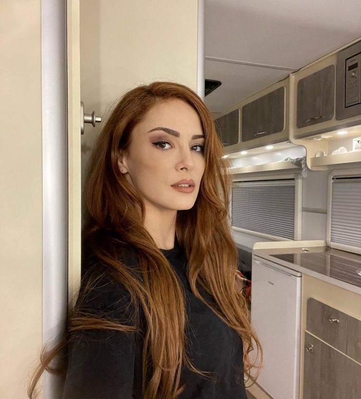 'Aurası fışkırıyor!' Mine Tugay bir bakış attı, kızıl saçları ve beyaz teniyle yaktı geçti...