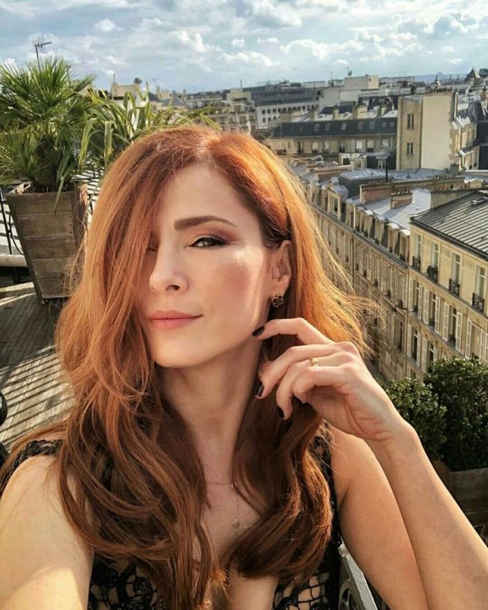 'Aurası fışkırıyor!' Mine Tugay bir bakış attı, kızıl saçları ve beyaz teniyle yaktı geçti...