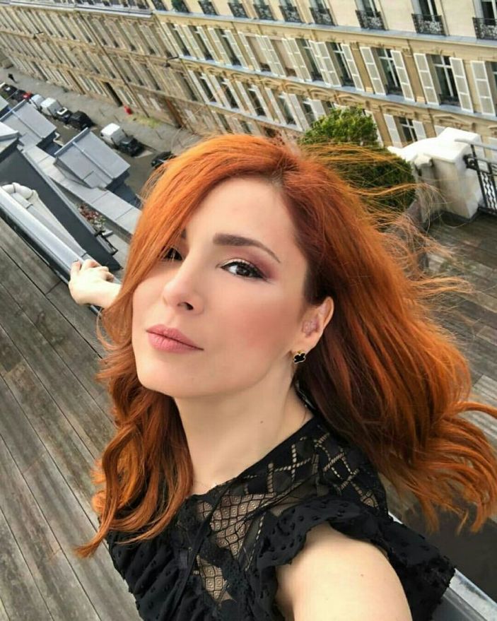 'Aurası fışkırıyor!' Mine Tugay bir bakış attı, kızıl saçları ve beyaz teniyle yaktı geçti...