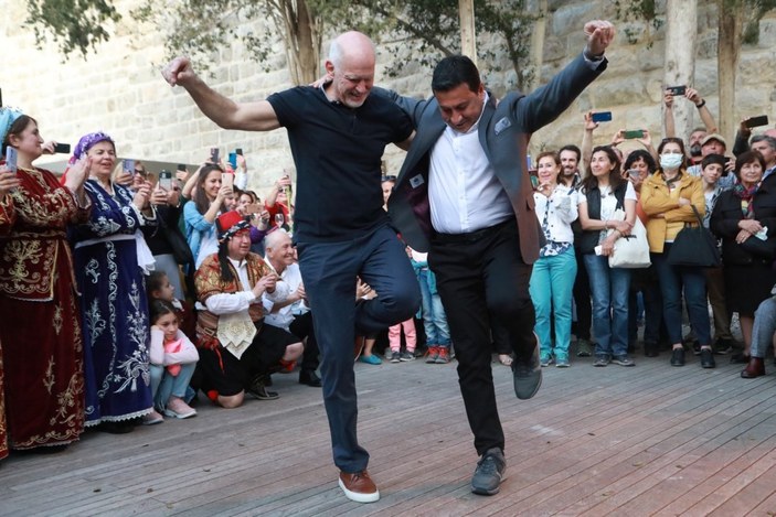 Yunanistan eski Başbakanı Yorgo Papandreou, Bodrum'da zeybek oynadı