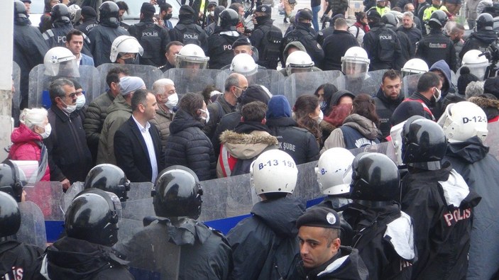 Taksim'de izinsiz basın açıklaması yapmak isteyen gruba polis müdahalesi