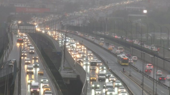 İstanbul'da okullar açıldı, trafik yoğunluğu arttı