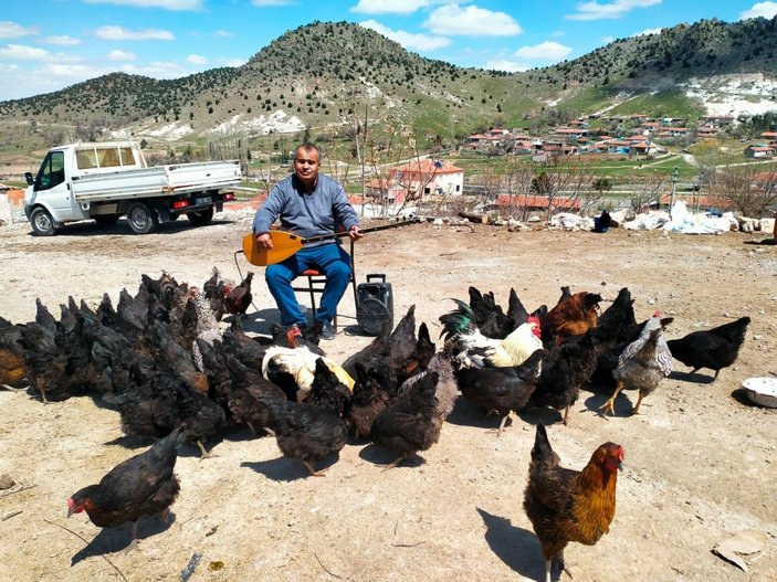 Afyonkarahisar’da halk ozanı tavuklara türkü söylüyor