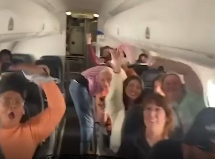ABD'de uçakta maske kararı sevinci