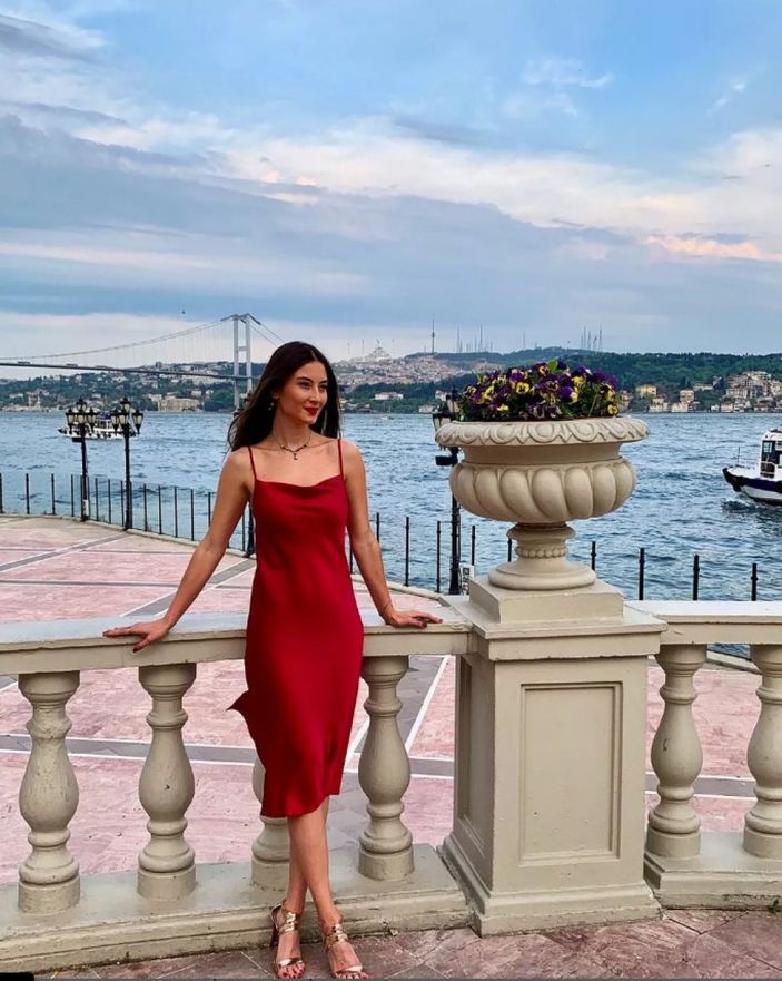 MasterChef Araz'ın voleybolcu eşi güzelliğiyle parmak ısırttı! Gören bir daha baktı, doyamadı...