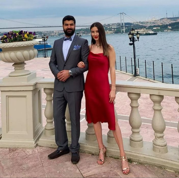 MasterChef Araz'ın voleybolcu eşi güzelliğiyle parmak ısırttı! Gören bir daha baktı, doyamadı...