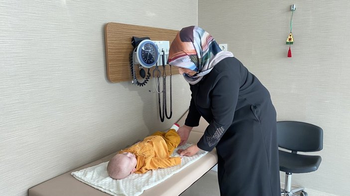 Erzurum'da 200 bin bir görülen hastalıkla doğdu, annesinin karaciğeri ile yaşama tutundu