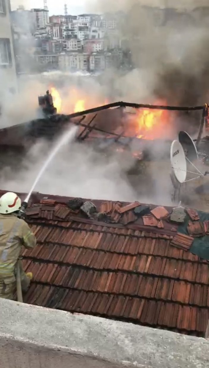 Eyüpsultan’da binanın çatısı alev alev yandı
