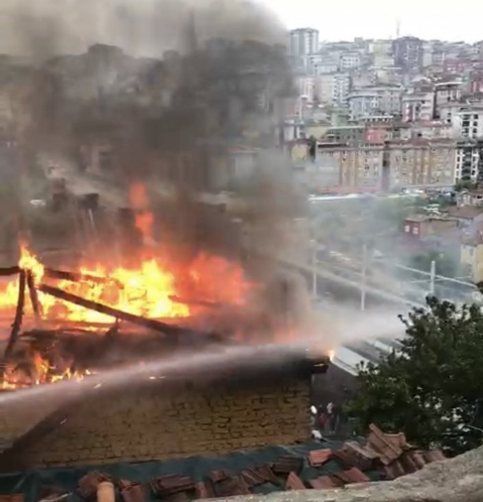 Eyüpsultan’da binanın çatısı alev alev yandı