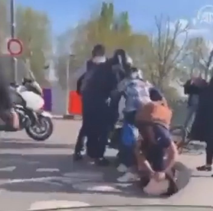 Fransa'da polis tarafından tartaklanan başörtülü kadınlar, şikayette bulunacak