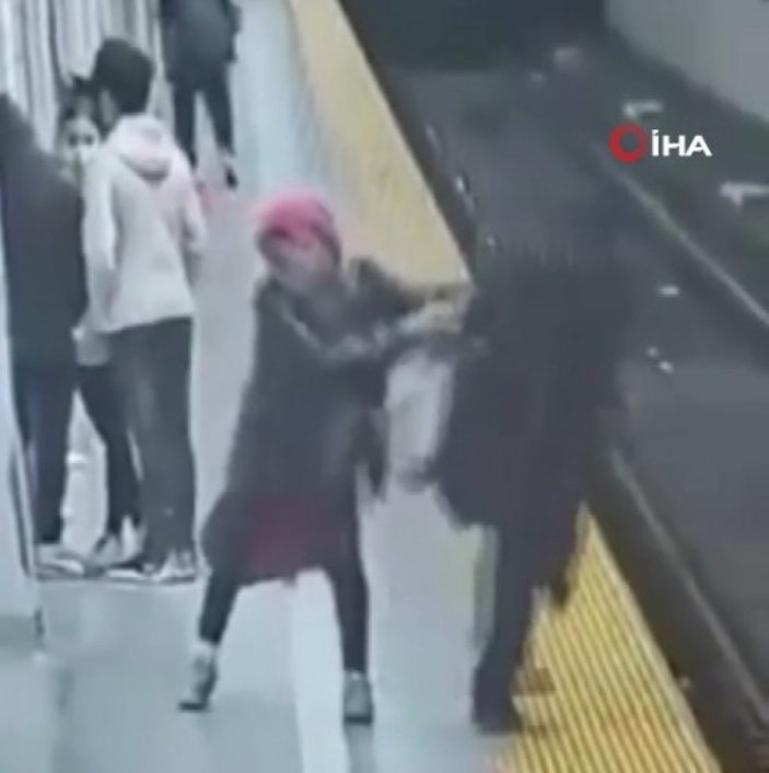 Kanada'da metro bekleyen kadın raylara itildi