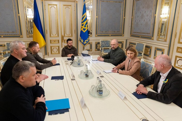 Ukrayna Devlet Başkanı Vladimir Zelensky, AB yolundaki ilk adımı attı