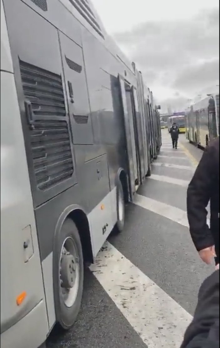 İBB'nin 1 hafta önce filoya kattığı metrobüs arızalandı