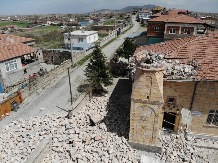 Nevşehir'de şiddetli fırtına cami minaresini yıktı