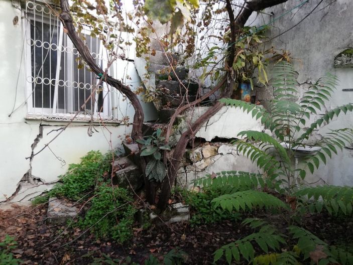 Mersin'de, 'gizemli ev' bitişiğindeki evde yangın çıktı