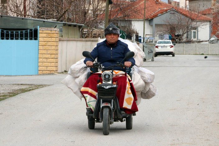 Yozgat'ta engelli aracıyla her gün 800 ekmek dağıtıyor