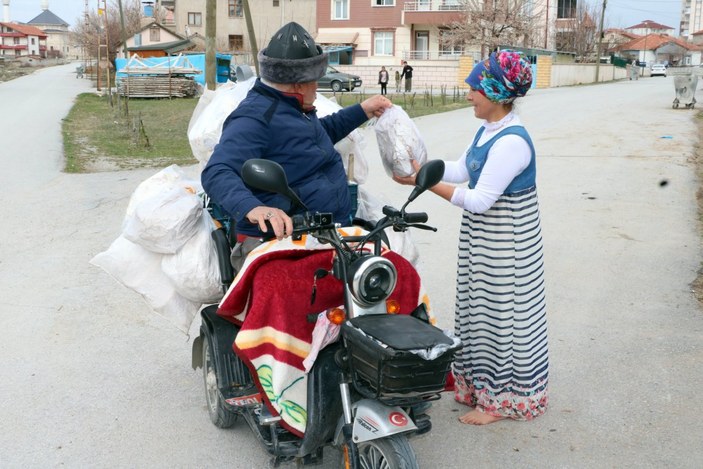 Yozgat'ta engelli aracıyla her gün 800 ekmek dağıtıyor