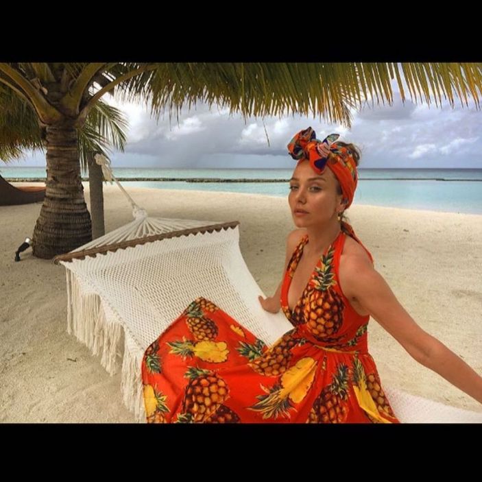 Arka Sokaklar'ın Pınar'ı deniz kenarına geçti, dekolteli elbisesiyle poz verdi! 'Bu nasıl bir güzellik ya'