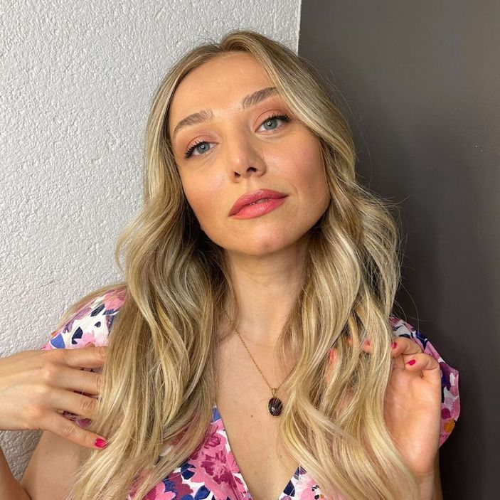 Arka Sokaklar'ın Pınar'ı deniz kenarına geçti, dekolteli elbisesiyle poz verdi! 'Bu nasıl bir güzellik ya'