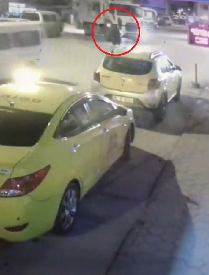 i Eskişehir’de çöp kamyonu yaşlı kadını ezdi: Feci kaza kamerada