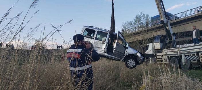 d Kızılırmak Nehri'ne uçan araçtaki karı-koca öldü