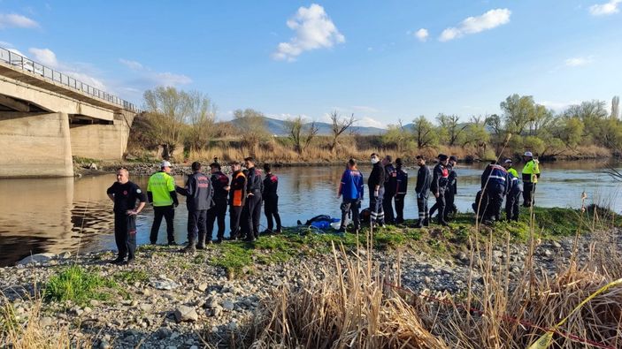 d Kızılırmak Nehri'ne uçan araçtaki karı-koca öldü