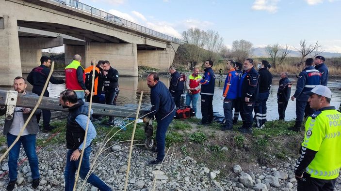 d Kızılırmak Nehri'ne uçan araçtaki karı-koca öldü
