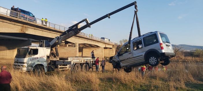 d Kızılırmak Nehri'ne uçan araçtaki karı-koca öldü