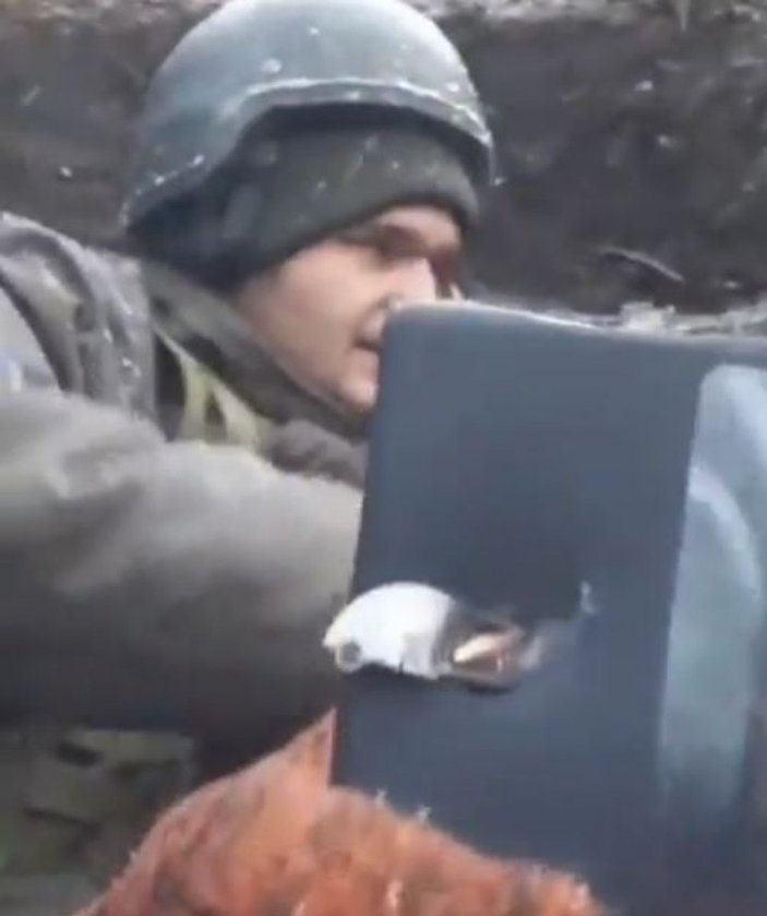 Mermi, Ukraynalı askerin cep telefonuna saplandı