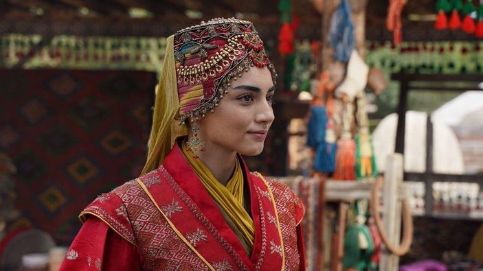 Kuruluş'un Bala Hatun'u omzundan kayan hırkasıyla Osman Bey'i çatlattı! 'Seni böyle oba görmesin'