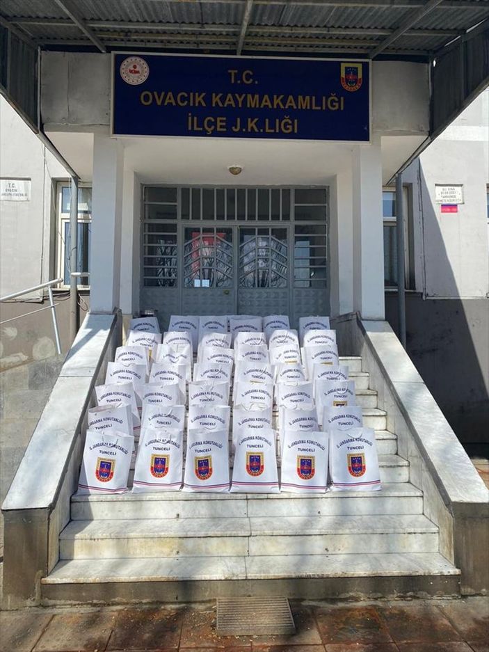 Mehmetçik, Tunceli'deki ihtiyaç sahibi ailelere gıda yardımı yaptı