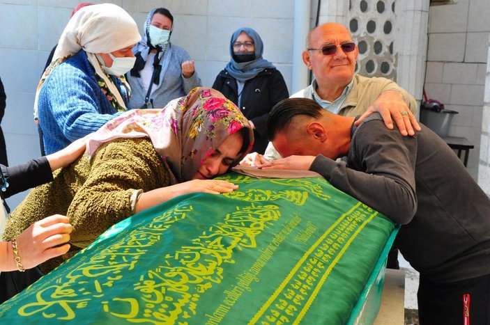 İzmir’de yediği yemekten zehirlenip ölen kız çocuğunun ailesi dava açtı