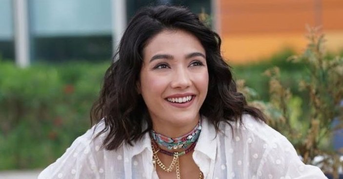 Aybüke Pusat'ın güneşe karşı verdiği kıvrak ve dekolteli pozu akıl aldı! Süt beyazı tenine yorum yağdı...