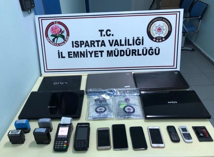 i Ünlü olmak isteyenleri dolandıran çete mensupları Isparta'da yakalandı