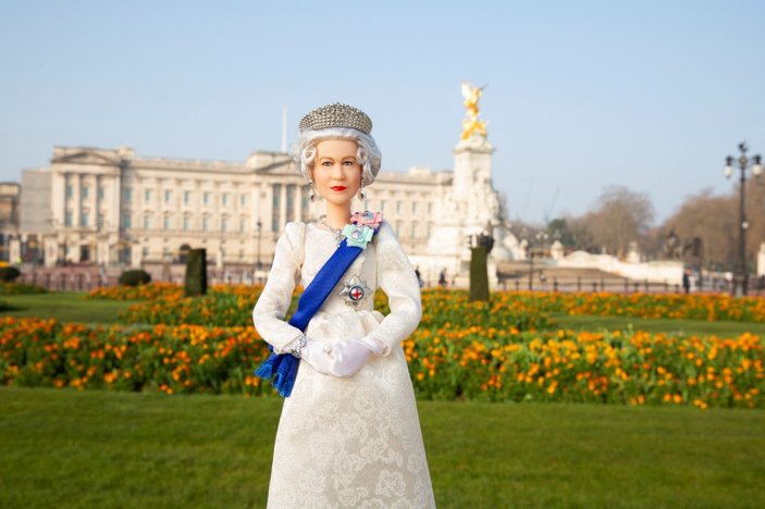 Kraliçe Elizabeth'in 96'ncı yaşı için oyuncak bebek tasarlandı