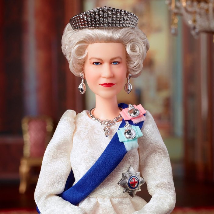 Kraliçe Elizabeth'in 96'ncı yaşı için oyuncak bebek tasarlandı