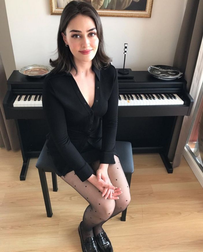 Diriliş Halime'sinden kısacık elbisesi ve puantiyeli çorabıyla 'Yuh' dedirtti! Açmadığın yerin kalmadı...