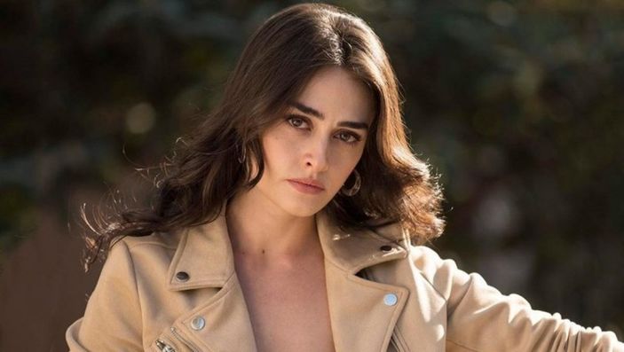 Diriliş Halime'sinden kısacık elbisesi ve puantiyeli çorabıyla 'Yuh' dedirtti! Açmadığın yerin kalmadı...