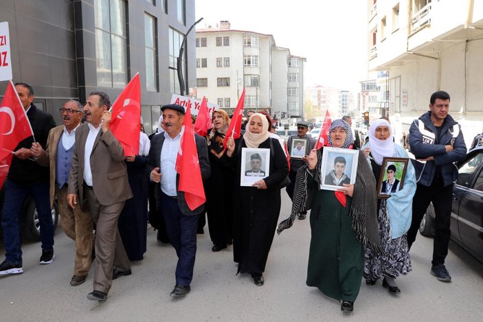 Van'da, HDP önündeki eyleme gazilerden ve şehit aileleri de destek verdi