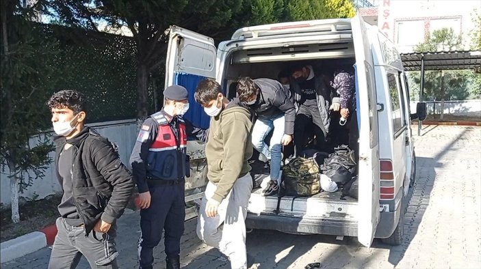 İzmir'de, 52 kaçak göçmen yakalandı